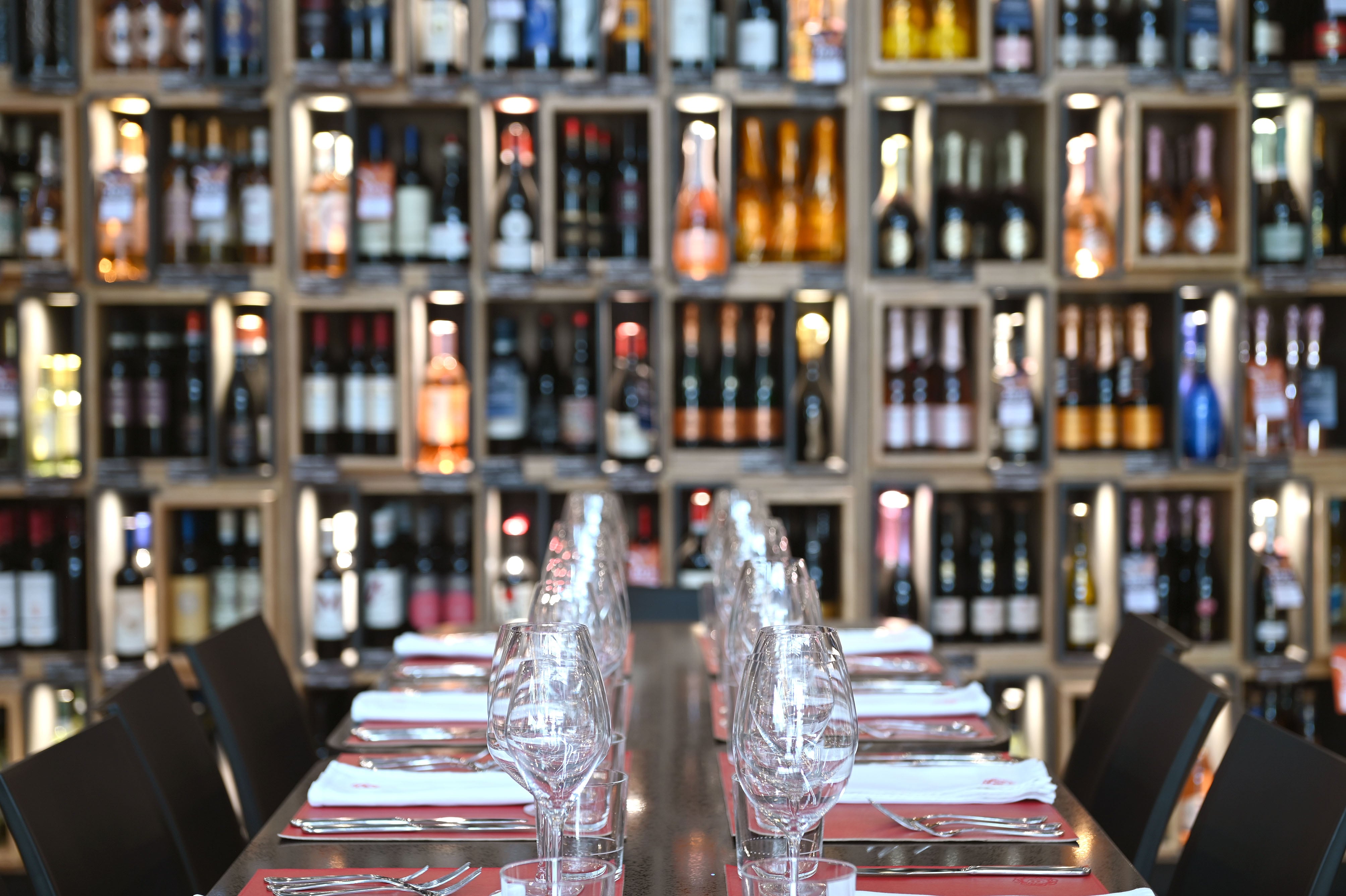 30 de mayo del 2025. La Aurora de Heredia. Apertura de la tienda especializada en vinos Bottega en la Plaza Santa Verde ubicada en la Aurora de Heredia. El sommelier certificado, Fabián Alvarado Torres, posó para las fotografías con varios vinos de fama mundial. En la foto: Foto: Albert Marínn para Brand Voice.