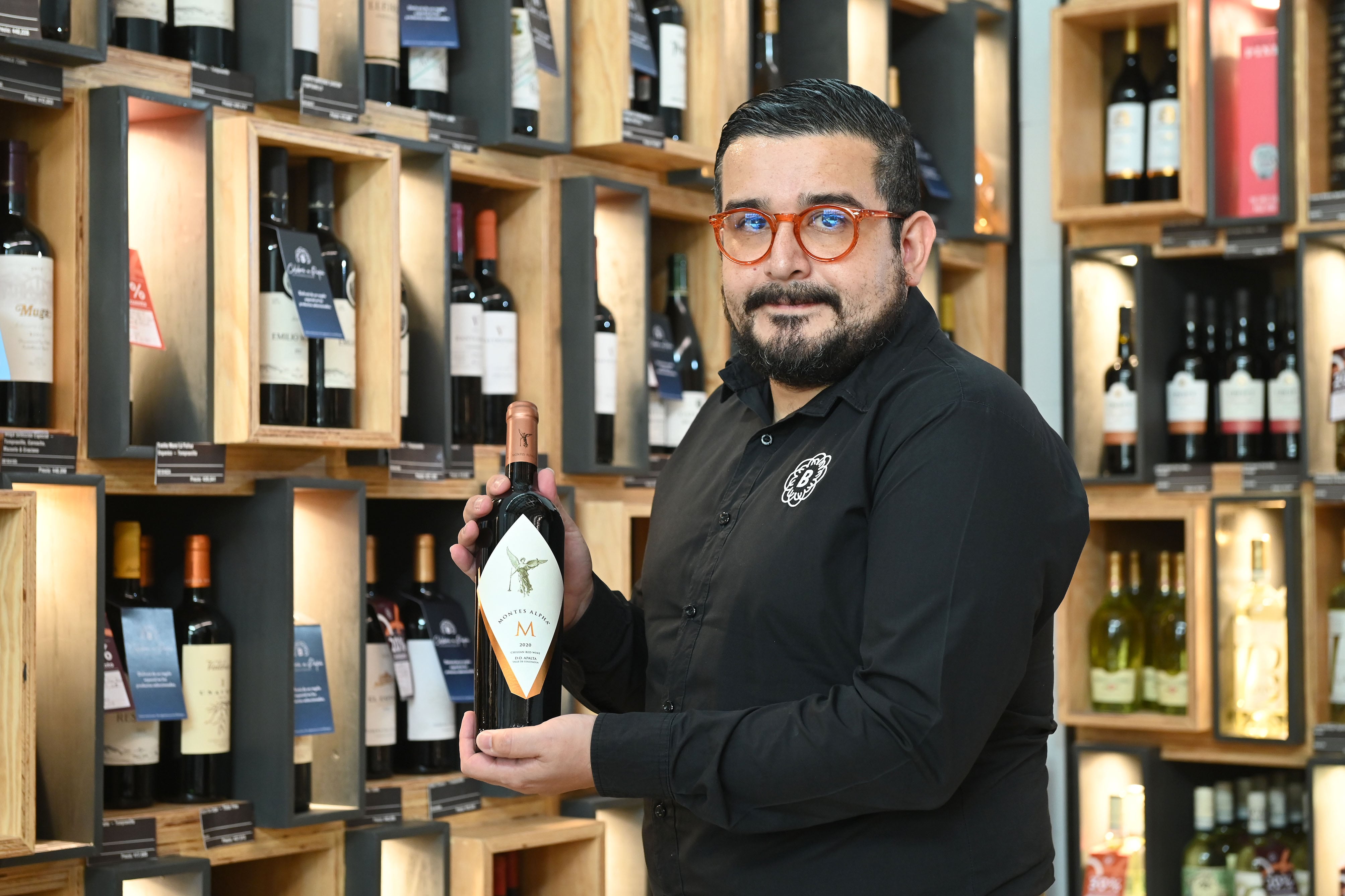 30 de mayo del 2025. La Aurora de Heredia. Apertura de la tienda especializada en vinos Bottega en la Plaza Santa Verde ubicada en la Aurora de Heredia. El sommelier certificado, Fabián Alvarado Torres, posó para las fotografías con varios vinos de fama mundial. En la foto: Foto: Albert Marínn para Brand Voice.